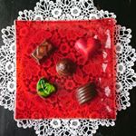 バレンタインのチョコが、母から届きました♥️うれし。とっても気に入っているお皿に乗せて。チョコがますますキュートに見える❗プレートは、ル・ノーブルさんのもの。#ル・ノーブル  …のInstagram画像