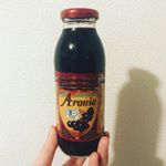 ポリフェノールがものすごいらしいアロニア果汁というのをいただいた。味は何かの木の実をすりつぶしたそのまんま〜という感じ！牛乳で割って飲んだら飲むヨーグルト風でおいしかった😋#aroniada #m…のInstagram画像