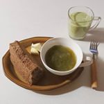 向かいの課の素敵なお姉さんからチョコシフォンもらったので朝ごはんに。スープは#プレミ本舗 様からいただいた#まるごとキューブだし を使って作りました！わたしはとろろ昆布を入れたのですが、旨味が…のInstagram画像