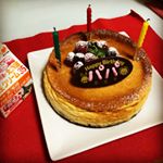 我が家のパパ、1つ年をとりました🙌#バレンタイン と日が近いので合同でお祝い😅.チョコケーキばっか作っていたので #チーズケーキ にしました🎂.…といってもホワイトチョコ4枚使って…のInstagram画像