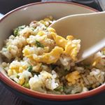 休日の昼食に炭水化物を重ねました／(^o^)＼炒飯とおうどんを作りました。・・出汁をメインに味付けしたのですが、出汁の香りがとても豊かで風味が濃く、とくに『大人用』『1歳用』と分けるこ…のInstagram画像