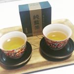 最近、お茶を飲みながらポルフェノール・ミネラル・食物繊維が取れる純藍茶✨を飲み始めました🍵ほんのり甘くて飲む度に心が落ち着いていく😌藍と聞いただけでジャパンブルーーーと❗❗力が沸いてくるのは私だけ…のInstagram画像