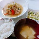 今日の晩ごはん＊＊＊＊＊＊鶏ももの八宝菜＊コールスローサラダ＊豆腐の味噌汁＊＊＊今日は娘が産まれてから初めて子どもなしで友達と遊んできました😊💕独身の友達だ…のInstagram画像