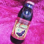 モニプラ経由でアロニア果汁をお試しさせて頂きましたっ✨計量カップまでお付けして下さり、飲みやすかったです💗私は夜寝る前に、50ミリをストレートで飲みました！砂糖全く入ってないし低カロリーなのに…のInstagram画像