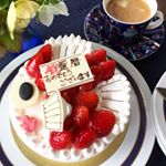 今月末、父が還暦を迎えますというわけで、Cake.jpのおめで鯛ケーキ🎂でお祝い㊗️ 思えば社会人のころ、よくお偉いさんの退職お祝いでプレゼントする還暦グッズを購入する係をしていたのだけど、あ…のInstagram画像