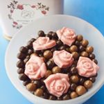 とっても可愛いメサージュ・ド・ローズのチョコレート『PEARL CHOCOLAT(パールショコラ)』。コロコロしたパールショコラは、丸い粒状のシリアルをチョコレートでコーティングしたもので、サクサ…のInstagram画像