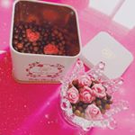 🍫💝🍫💝めっちゃくちゃかわいいチョコもらったんだ~😋💕映えだわ😊💗メサージュ・ド・ローズのPEARL CHOCOLAT 🍫💓💭ちっちゃい丸いチョコがシリアルをチョコ…のInstagram画像