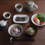 Japanese breakfast朝ごはん。・胡瓜の漬物・山本海苔店の雲丹の味付け海苔・色々サラダ・ひかり味噌株式会社さんの麹の花でつくった豚汁・十穀米でした。おいしくい…のInstagram画像