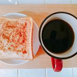 朝ごはんココナッツバター&シュガートースト、コーヒー今日は、朝から甘めのものを体が欲していたのでこんなトーストで🍞満足満足😋早帰りだだから早く用事をすませないと💨…のInstagram画像