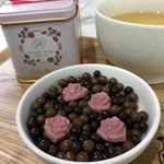 ハンター製菓のメサージュ・ド・ローズ✨ミルクとビターの2種類のパールショコラはサクサク食感で美味しい✨ツヤツヤなので高級感もありますよね！ショコラローズはフリーズドライのラズベリーが練りこ…のInstagram画像