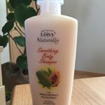 敏感肌でも使えるボディシャンプー✨もこもこに泡だてて、最近は手で洗うように🙋‍♀️洗い上がりがスベスベしっとり😍外国っぽいパッケージも可愛いし、香りも良し👍ハリツヤ弾力シリーズもあるか…のInstagram画像