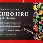 黒汁？青汁じゃなくって？と思ったら炭が入ってるそうパッケージも黒にフルーツのイラストでおしゃれさん☆1回分ずつ個包装になってますので、計ったりしなくてOK2枚目の写真を見ていただければ…のInstagram画像