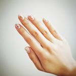 塗りかけネイル💅ずっとやってみたいと思っていたんだけど、簡単そうに見えて一番センスが問われる系のやつ！と思って敬遠してましたが…💦ピーエーネイル( @pa_nail )様のネイルステッカーでと…のInstagram画像