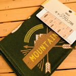 こんなに可愛いのに手ぬぐい！ セリアでいろいろあるー100円ショップで買えるキャンプロゴのてねぐいは、細長いです。90cmあるので頭にも卷けます！首にも卷けます！ブレッドケースの下…のInstagram画像