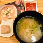 来月は母の日。お母さんは元気にしてるかな〜。プレミ本舗のまるごとキューブだしを使ってみました。・お湯の中に入れたり、お湯をかけるだけで出汁ができます。・溶かすとかつお節が入…のInstagram画像
