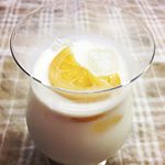 🍋ケフィアと蜂蜜レモンのラッシー🍋ホームメイドケフィアはじめました。自分で作る安心感と満足感。スターターキットに全て入っているので簡単に始めることができます。ケフィアを常温にし…のInstagram画像