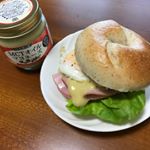 .モニプラさんから『仙台勝山館』さんの『MCTオイルマヨネーズ』をいただきました\( ˆ⑅̆ˆ )/.自家製全粒粉ベーグルにロースハム、卵、祖母の畑の無農薬野菜とともに、マヨネ…のInstagram画像