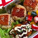 #いちまさのねり弁 🍱 #簡単お弁当見た目はまさに #鰻の蒲焼き の#うな次郎 #白身魚揚げ#サラダスティックの3品を使った お弁当🍱 🍙 #手毬おにぎり は添付のうなぎの…のInstagram画像