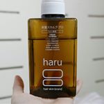 #haruシャンプー忙しい人のための頭皮ケア🐣年経る度に抜け毛が増え、髪のこしが弱いのか心なしかぺたんとして見える･･･。髪を結うと生え際が気になる。周りの先輩は「ロングヘアは…のInstagram画像