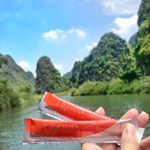 ベトナムのハノイから2時間。世界遺産のチャンアンに⛰最高気温はなんと36度…💦暑かった〜.今回の旅行で大活躍のサンソリット UVスティックゼリー.塗る日焼け止めはあっという間に汗で流れてしま…のInstagram画像