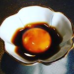いただいた牡蠣醤油に浸けてみる　#アサムラサキ #かき醤油 #たまごかけご飯 #ＴＫＧ #monipla #アサムラサキファンサイト参加中のInstagram画像