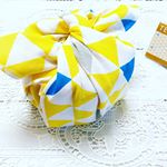 100均でおなじみ、カリンピアさんの手ぬぐい風タオル可愛いー♡・手土産を軽く包むだけで、お洒落感がグッと増しますよね🎶・こちらは元気がもらえる北欧風の三角柄😊・…のInstagram画像