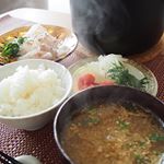 朝ごはん。#土鍋ご飯 #明太子 #タマネギの酢漬け #ヒラメのお刺身 に#内山味噌店 の#フリーズドライ味噌汁 #御御御付け 。フリーズドライのいいとこは素材がシャキシャキしてるとこ。生味噌タ…のInstagram画像