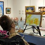 口と足で描いた絵 絵画展に行ってきました。.ちょうど私が伺ったとき画家さんがいらしていて口で描く実演をされていていました。.会場には口や足で描いたとは思えない素晴らしい作品ばかりで感動…のInstagram画像