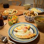 ばんごはんアクリのうす焼きピッツァパリサククリスピー❢.トッピングしてオリジナルピッツァを作ろう❢のお題なのでトマトとモッツァレラチーズのピザには追いモッツァレラチーズとウォッ…のInstagram画像