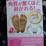 フットパーリングパックペロリン(ローズ)を使用(o・ω・o)ローズの香り♪使用方法♪*袋の口をはさみでカットします。中に液体が入っているからこぼれないように注意を！*足を袋の中に入…のInstagram画像