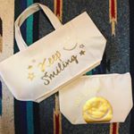 ☺︎︎☺︎︎★スマイルサブバッグ＆ポーチ👜✨・300均一雑貨❤️・スマイル商品好きだから売り場にあるとほしくなる☺️・バッグもポーチも見た目よりいっぱい詰めれる🙆‍♀️✨…のInstagram画像