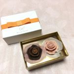.Sonia deux couple [ソニア・ドゥ・クプル].オシャレな薔薇のチョコレート💕季節限定😍のラズベリーのピンクの薔薇と、3段階のグラデーションが楽しめるセピアの薔薇の二輪…のInstagram画像