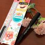 コーラルピンク使用。するっする描けて上品な微粒子ラメがとってもキレイなクレヨンアイシャドウ❤️ 二重にも溜まらず、一日中塗りたてみたいな、ツヤツヤにうるおったまぶたになれるのでお気に入りです😍…のInstagram画像