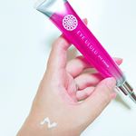 ..EYE ULULU（アイウルル）@eyeululu 👀💗.すっきりフルーツ青汁が大人気のFABIUSから待望の新商品・アイクリームが登場🌟.肌のハリの要・純正生…のInstagram画像