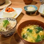 ばんごはん出かけていたから簡単に🤗.冷奴なのは出かける前から決めていました（笑）キムチのせてごま油少々。いつもキムチを買うなら東海漬物なのです。今回は最近CMしてる匠のキムチっ…のInstagram画像