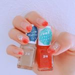 paクラッシュアイスネイルをお試しさせて頂きました💅✨ かき氷のようなシャリっと感が特徴のトロピカルカラー(ストロベリー)❤️マットラメが上品に輝くカラー(ゴールドサンド)✨を使用😊🙌🏻フット…のInstagram画像