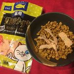 DHCの猫用おやつ、贅沢けずり^ ^モニターしました！鶏ささみ＋とさか 味です。抗酸化成分イミダゾールジペプチド配合の、素材の旨みたっぷりなおやつです。いつものカリカリにトッピングしてあげ…のInstagram画像