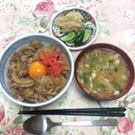 非売品！ #有田焼 の #吉野家 オリジナル丼で #牛丼 の お昼ごはん (*´꒳`*)♡自分で作ると 『小盛り アタマの大盛り つゆだく 卵 』やりたい放題w 最高じゃん♬.スワイプする…のInstagram画像