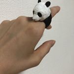 このパンダのリング可愛すぎ〜〜♡︎ʾʾ指につかまってる感じがたまらん( ˘ ㅂ ˘ ♡︎)ｷｭﾝ❣︎ あまりの可愛いさにお風呂あがりの娘に奪われた笑笑気に入ったみたいで離してくれない(…のInstagram画像
