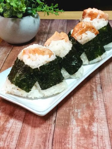 サーモンのバター醤油おにぎりの画像（1枚目）