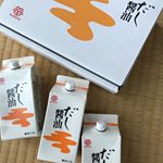鎌田だし醤油紙パックに200mlずつ入っているのでコンパクトでとっても使いやすいです。そのままかけ醤油としても使えるので卵かけごはんや冷奴にかけたりしても使えます。だしが入ってるのでうすめ…のInstagram画像