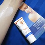 スイス初【アルトラサン】スイス初の肌にやさしい日焼け止めです。SPF30、PA＋＋＋と日常生活には申し分なし。とろっと緩くみずみずしいテクスチャーに好印象。でもみずみずしさの割には伸びは少…のInstagram画像