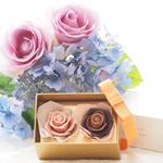 ✱✱✱✱✱メサージュドローズ様より贈り物をいただきました♪✱薔薇の高級チョコレート🌹箱を開けた瞬間からチョコの良い香りがしました😋✱ 見た目からお洒落♪♪チョコ…のInstagram画像