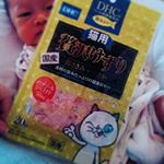 DHC贅沢削り*袋の音で飛んでくるほど食べるの大好きなゆめちゃん*いつものごはんが贅沢にパワーアップ！*健康成分も加わって体も心もうれしいね♡*#DHC…のInstagram画像