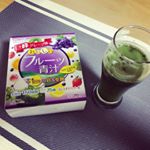 気になっていたフルーツ青汁✨グレープのあとにほのかに緑茶風味ですごく飲みやすくて美味しい😋牛乳も美味しそうだけどソーダで割っても臭みがないので良さそうですね👍一歳の双子達もごくごく飲んでお…のInstagram画像
