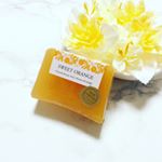もうね、食べちゃいたくなるんです。（笑）・こんなに美味しい香りの石けんは、人生初😍✨・#ペリカン石鹸 「マルシェボン」の#スィートオレンジ です🍊🧡・製造から包装まで手…のInstagram画像