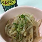 とっても簡単なんで、ちょっと育った豆苗も一緒に入れてみました！#にんにくや#無国籍料理#にんにくドレッシング#しょうゆ風味#garlicdressingにんにく好き必見…のInstagram画像