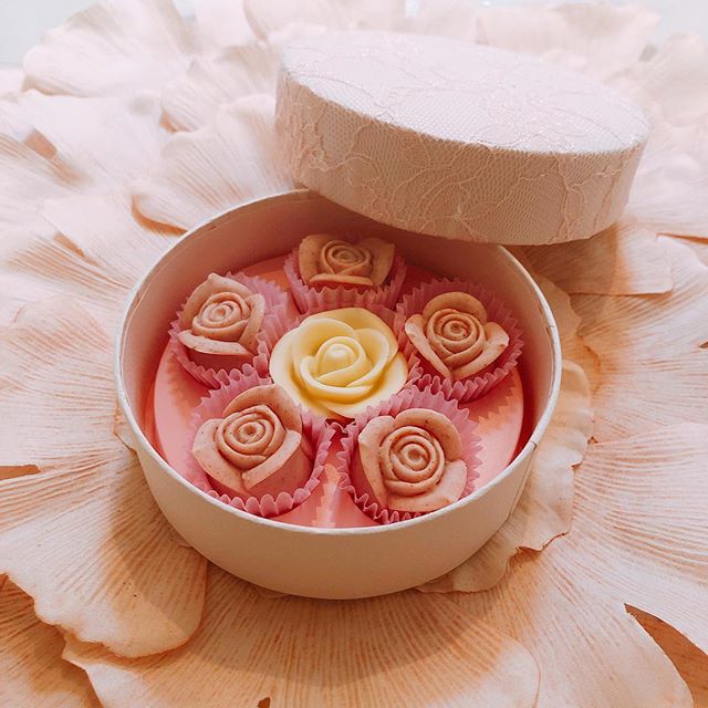 口コミ投稿：かわいいボックスの中に、#大好きな #薔薇 のかたちの#チョコレート 💕見た目かわいく…
