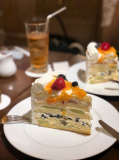 ケーキを撮影