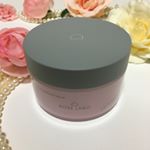 ナチュラルオフバームRW洗顔不要のクレンジングバームです。固形のバームを手に取ると、とろけます。オイルのような質感で、メイクを落としてくれます。優しくマッサージするだけ…のInstagram画像